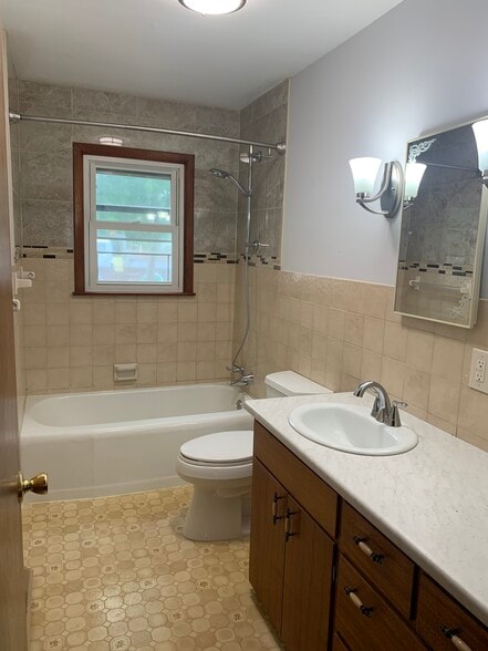 Bathroom 1 - 1115 E MacArthur Rd
