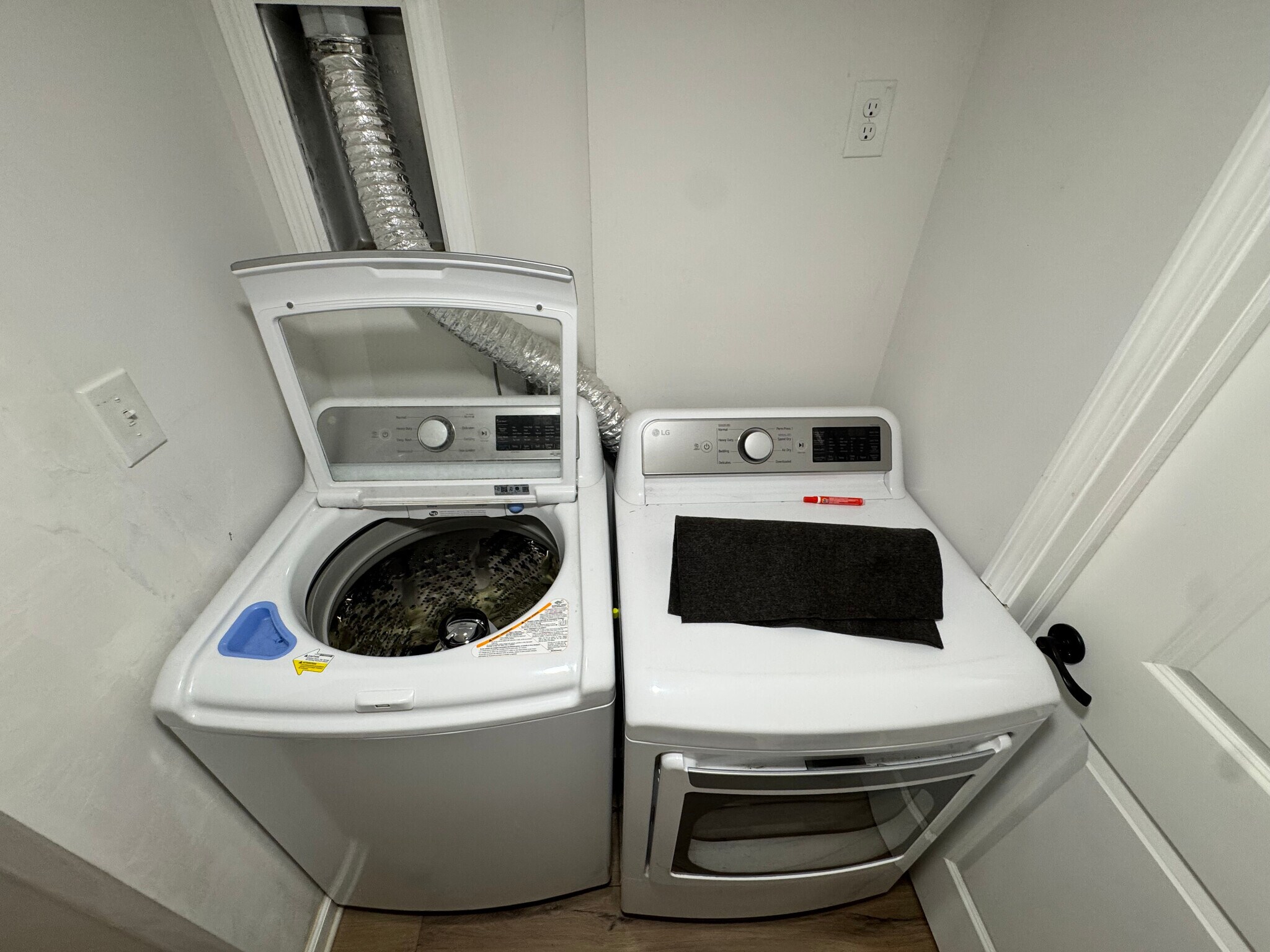 Building Photo - Room in Apartment on Wynfair Dr