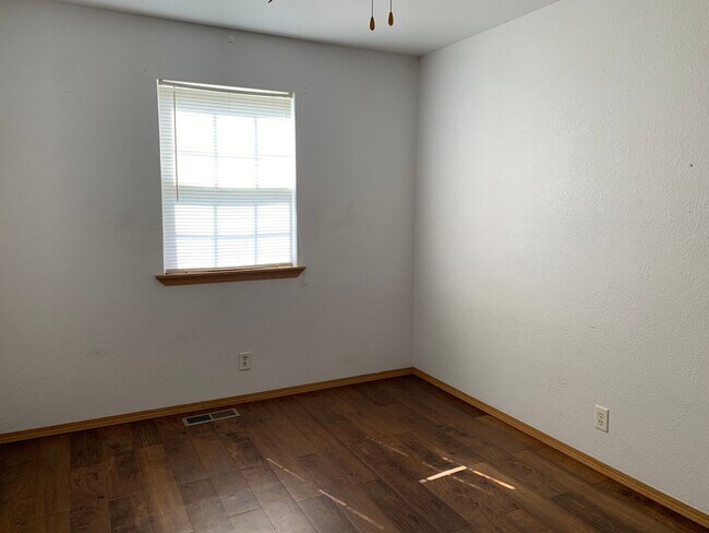 Building Photo - 2BR/1BA Apartment Near MSSU! DOWNSTAIRS UNIT!!