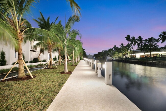 Building Photo - 400 Mola Ave