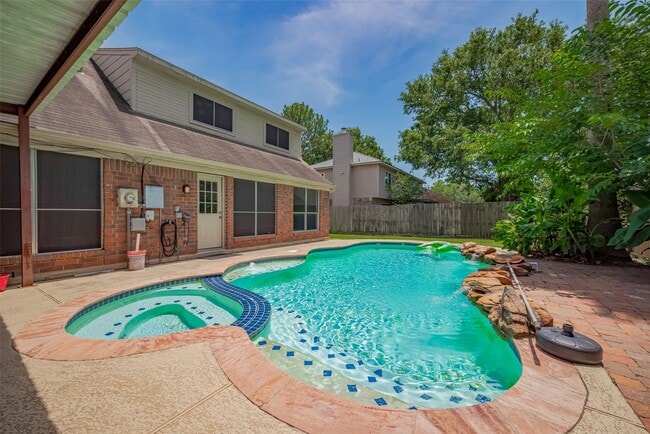 Building Photo - 9911 Villa Verde Dr
