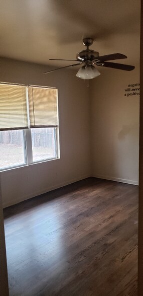 Building Photo - 1842 NE 48th St