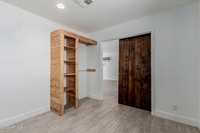 Building Photo - 1261 W La Jolla Dr
