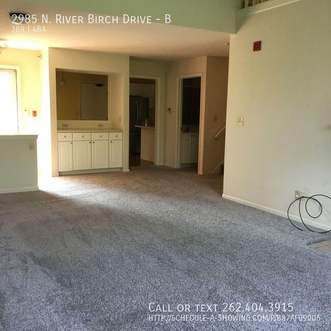 Building Photo - Huge condo with 2 car garage!