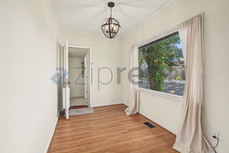 Building Photo - Unit A