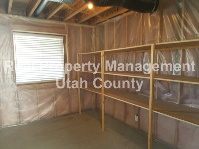 Building Photo - Lehi Home Plenty of parking