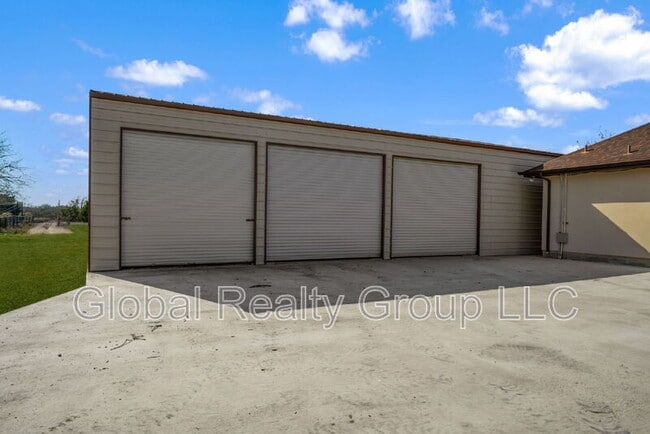 Building Photo - 7033 Robin Hood Way