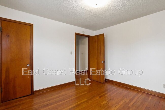Building Photo - 838 Jenny Wren Dr