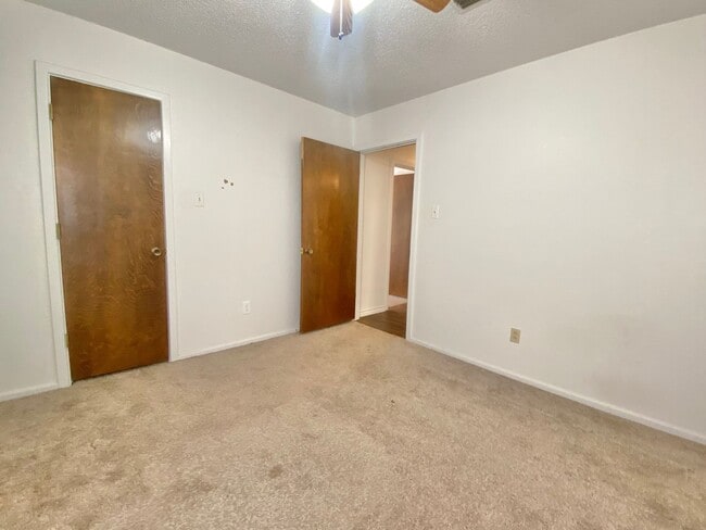 Building Photo - Pre leasing now for 4/01 move in.