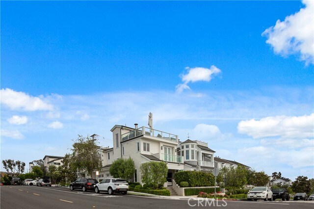 Building Photo - 720 Poinsettia Ave
