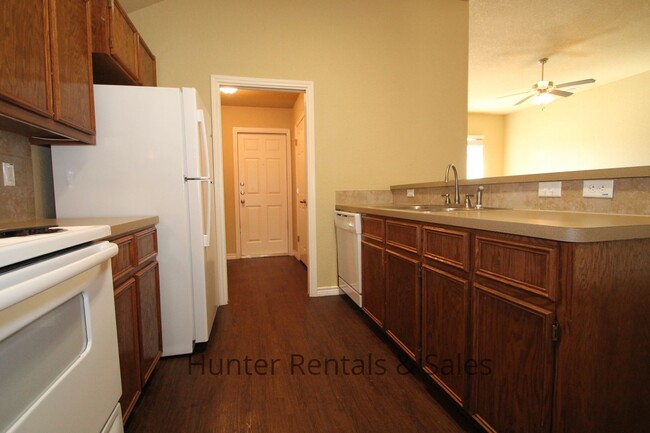 Building Photo - Spacious Two-Bedroom!