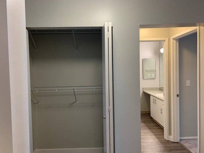 Bedroom Closet - Avanti