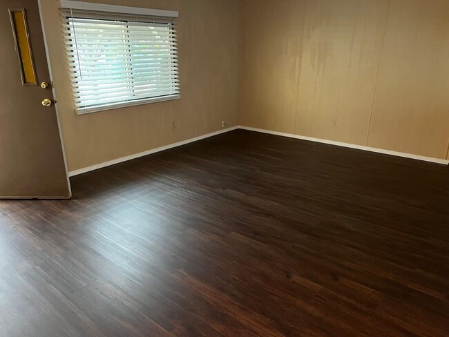 Building Photo - Springfield Riverfront Home