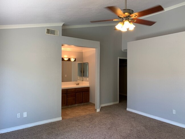 Building Photo - Beautiful 3 Bed West Bakersfield Home W/Po...