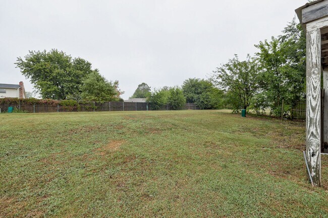Building Photo - * * * $250 Move-in Special * * * Cute Townhouse in the Heart of Norman, just minutes from OU! * *...