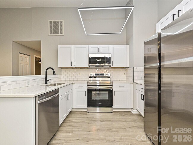 Building Photo - 633 Pennwood Ln