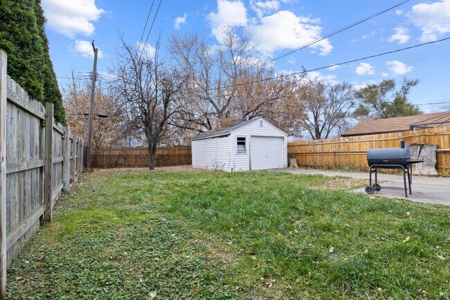Building Photo - Hardwood Floors- Large Space - Garage