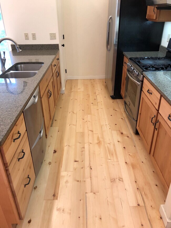 Building Photo - 714 State Park Rd