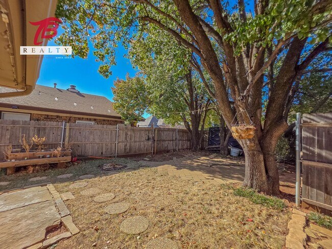 Building Photo - Spacious 3 bedroom, 2 bath single-family home in the desirable Lyrewood/Woodlake area of northwes...