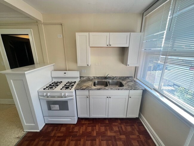 Building Photo - 3021 W 58th St
