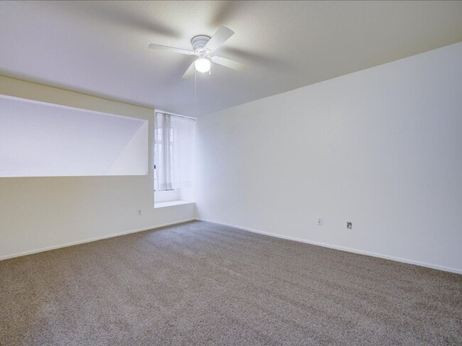 Building Photo - 2 Bedroom, 2 Bath