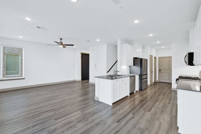 Building Photo - 1320 Hill Country Pl