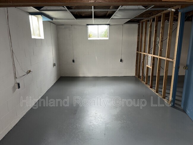 Building Photo - 152 Penn St