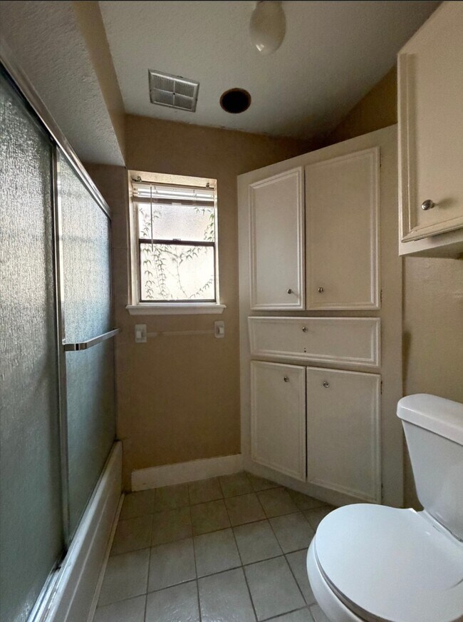 Building Photo - 1901 Brun St