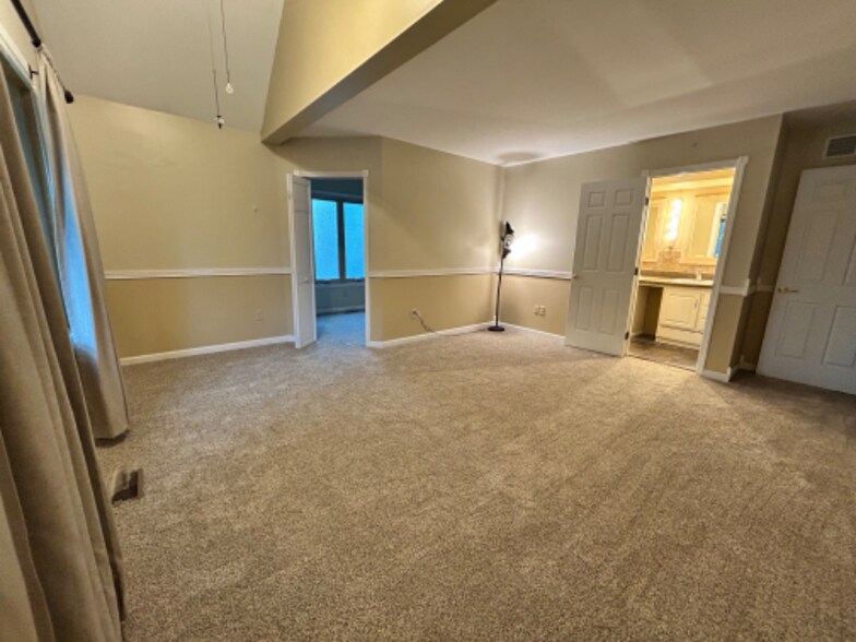 Building Photo - 2055 Old Falls Dr