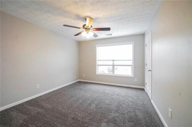 Building Photo - 744 Mountain Laurel Dr