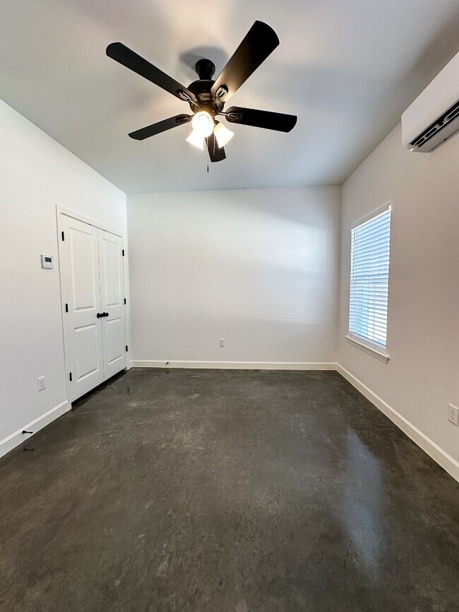 Building Photo - 1732 Rosemary Dr