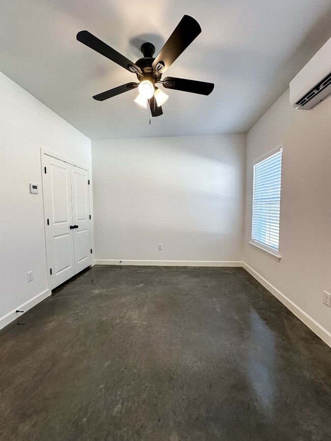 Building Photo - 200 N Main St