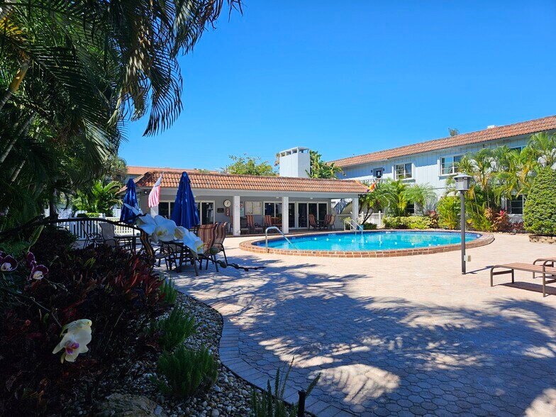 tropical courtyard - 669 W Oakland Park Blvd