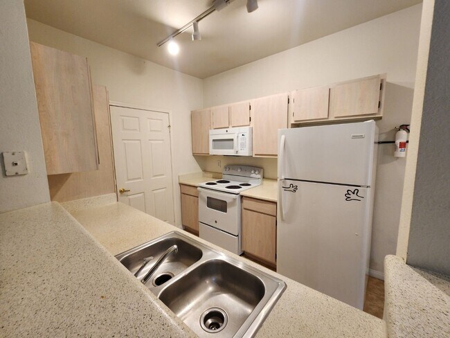 Building Photo - Fantastic, well maintained 2 bedroom condo.