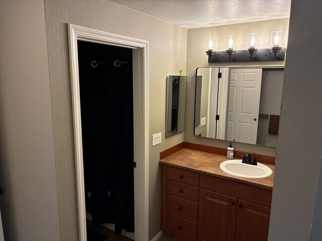 Building Photo - Mill Creek - Country Club Condo