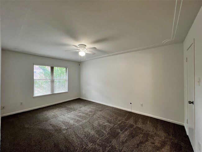 Building Photo - 855 Augusta Dr