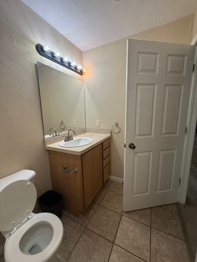 Building Photo - 527 W Harper St