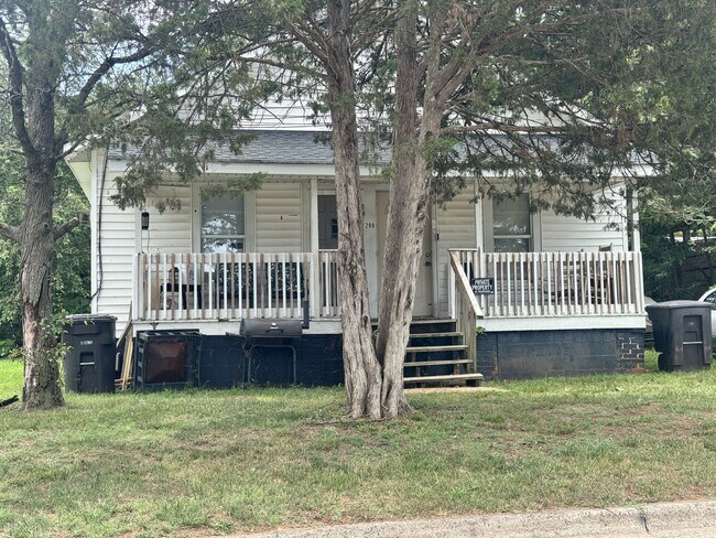 Building Photo - 208 Wilson St