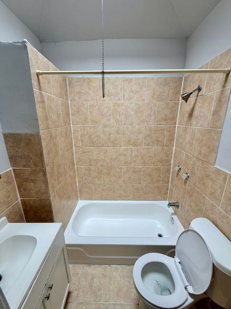 Building Photo - Rare 5-Bedroom Gem in Kingsessing