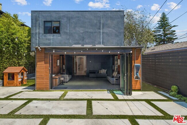 Building Photo - 835 Superba Ave