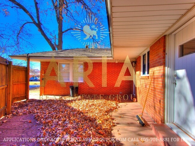 Building Photo - *COMING SOON!* UPDATED 3 BED/2 BATH DUPLEX...