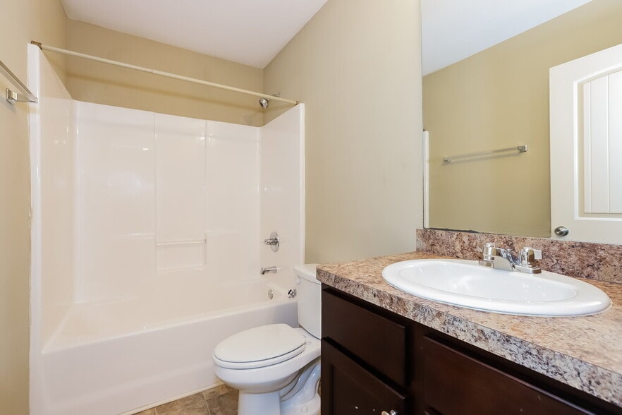 Building Photo - 496 Hill Crest Cir