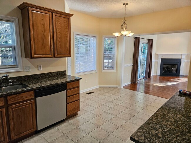 Building Photo - Beautiful 4 bedroom, 2.5 bath home in the ...