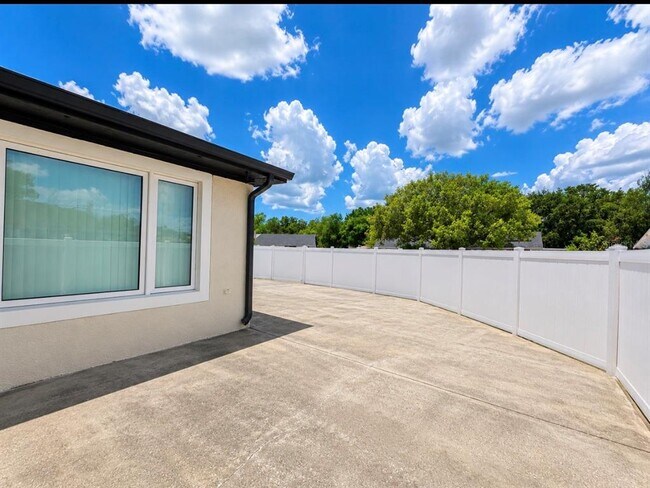 Building Photo - 8541 Briar Grove Cir