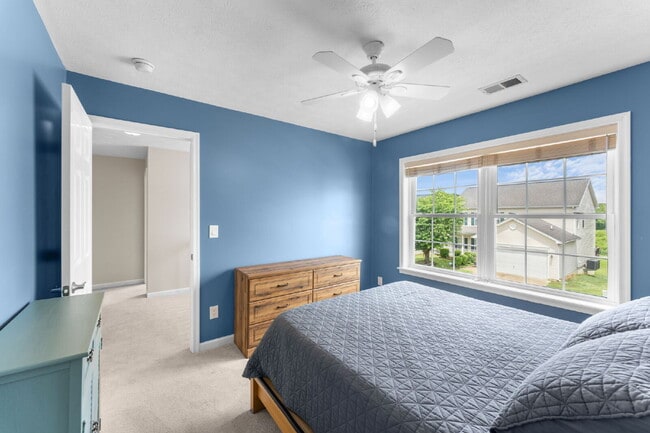 Building Photo - Welcome home to this well-maintained 4-bed...