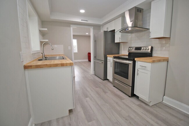 Building Photo - Spacious Student Home in Melrose Heights –...