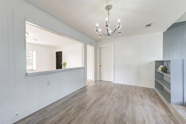 Building Photo - 2205 Kingsdale Dr