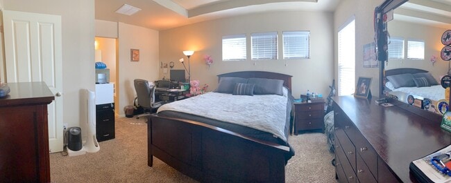 Building Photo - Lots of Great Light in this End Townhome
