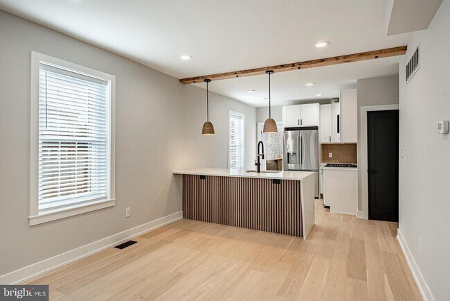 Building Photo - 303 W Washington St