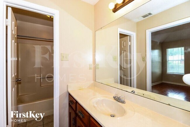Building Photo - 5582 Oak Branch Cir N